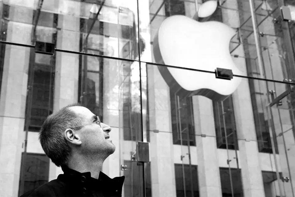 Стів Джобс і його логотип Apple