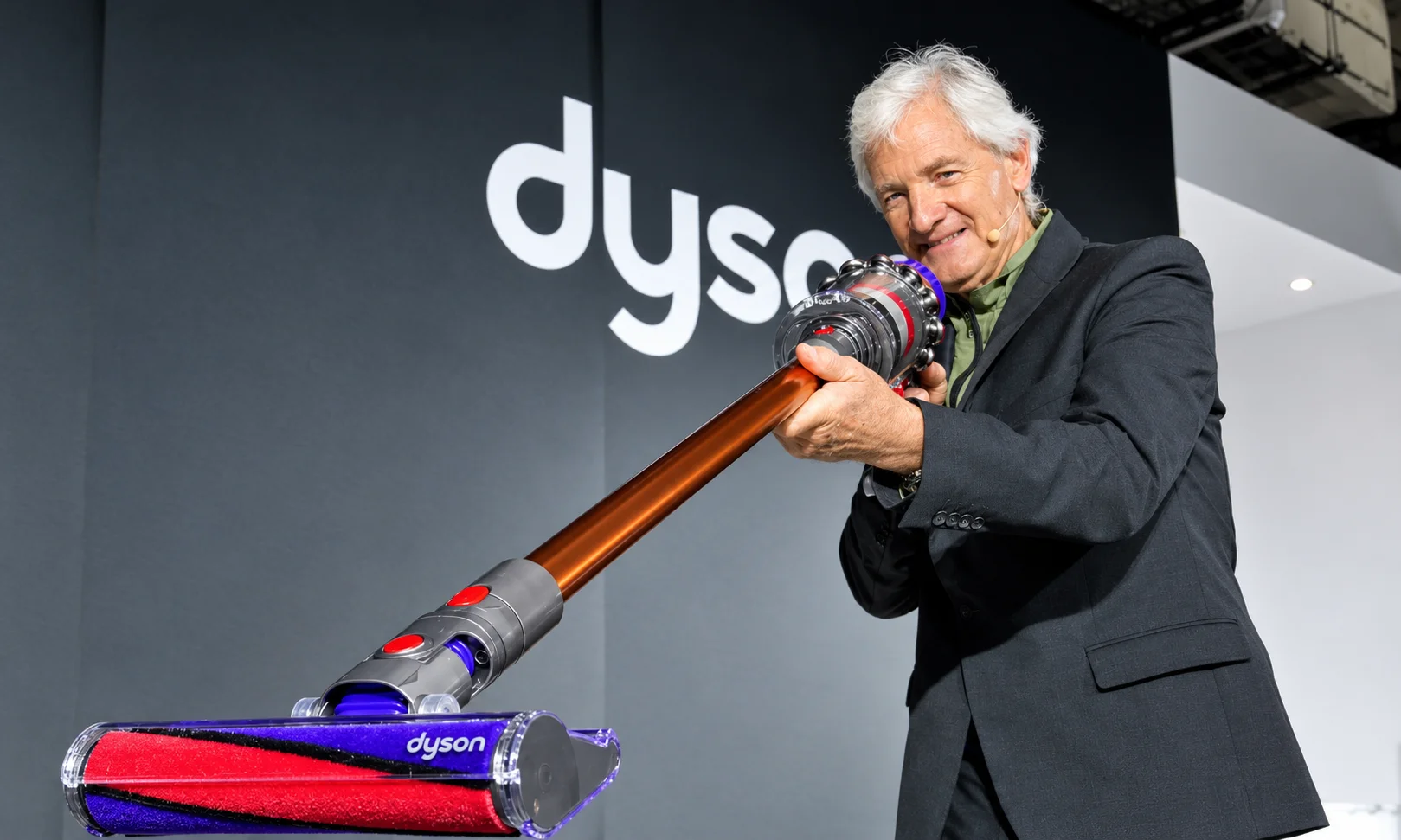 Демонстрація пилососа Dyson на сцені